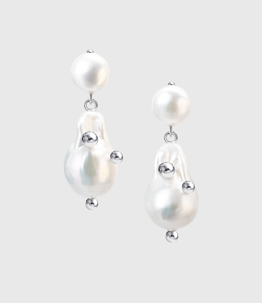 Helmia stud pearl earrings