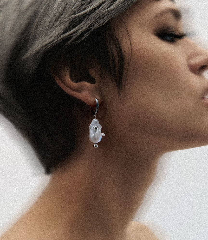 Helmia silver pearl earrings model