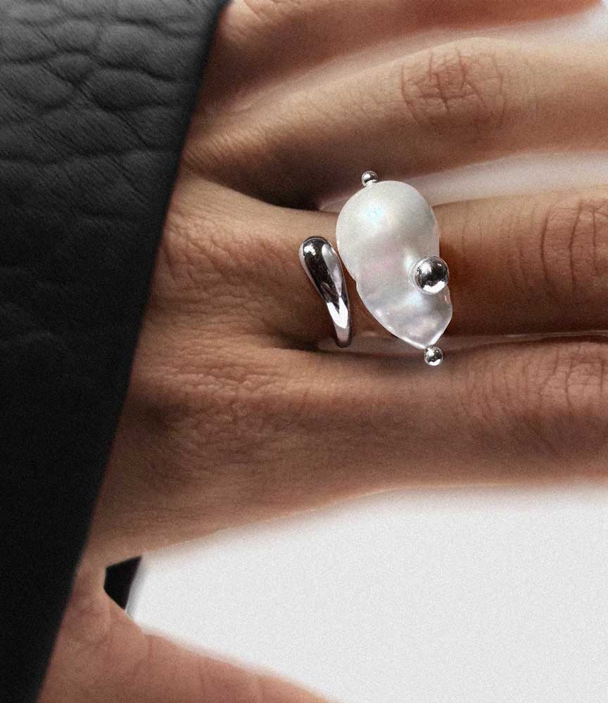Helmia pearl ring in silver