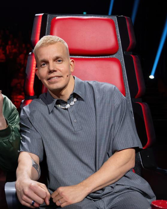 Helmia Épure Wave Necklace on Elastinen at The Voice of Finland 2026.