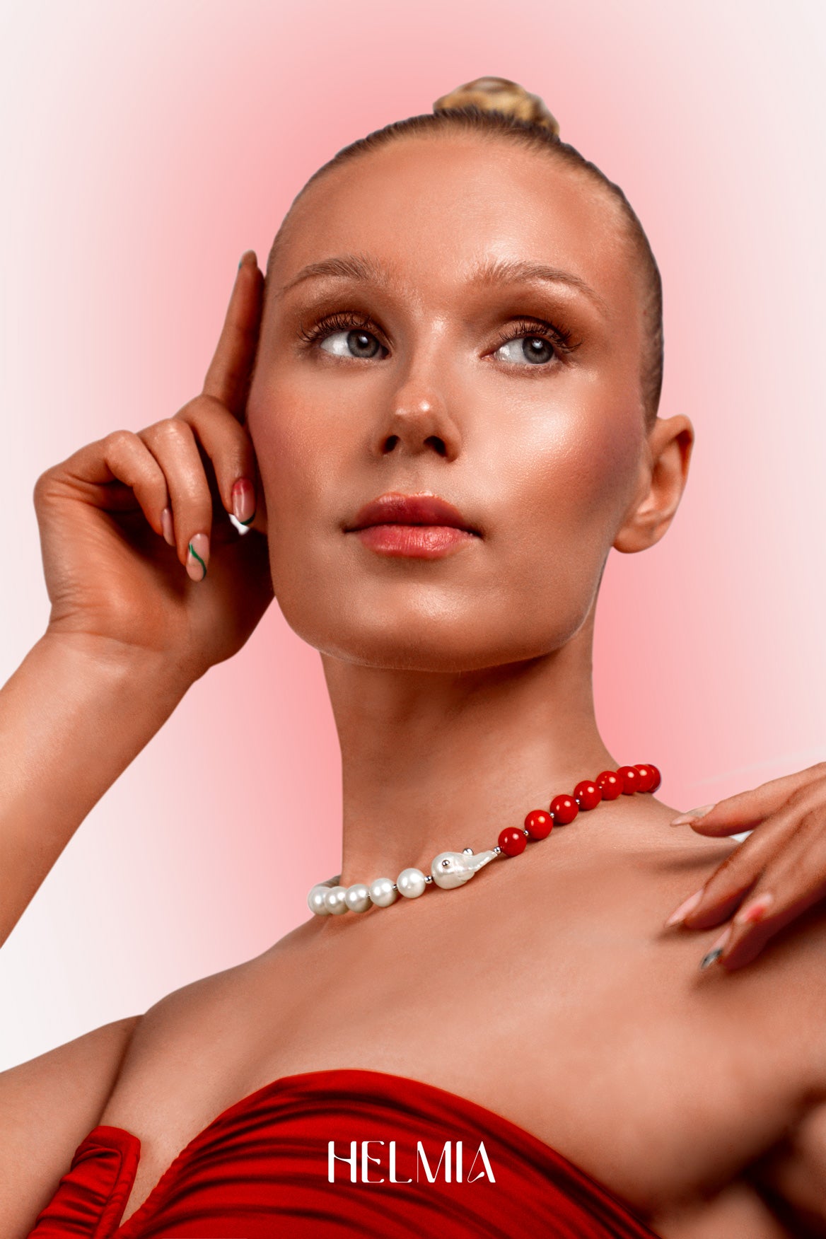 Orbita Lumina Grande Cranberry -kvartsiitti- ja helmikaulakoru mallin yllä